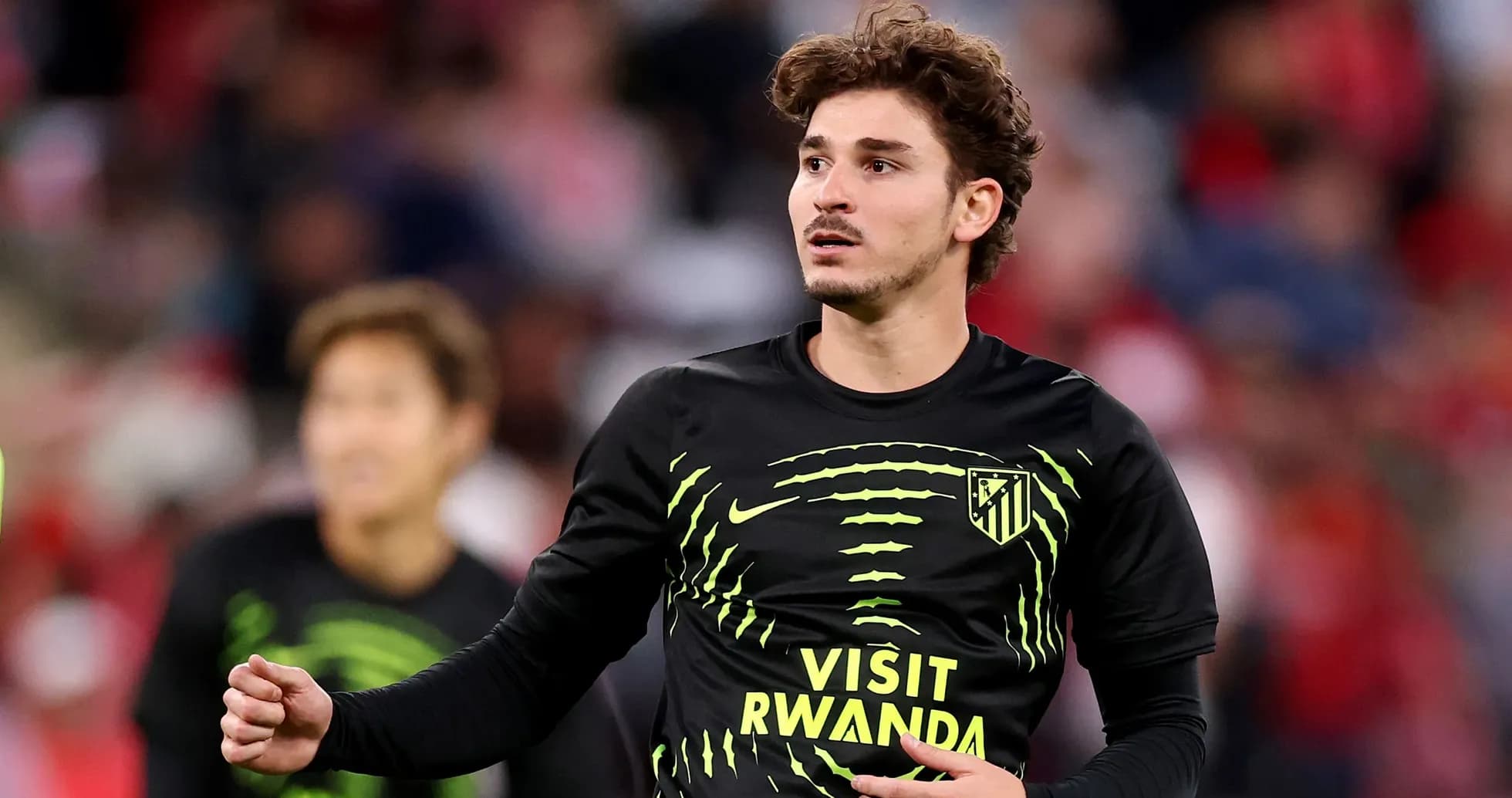 Jugador calentando antes del partido con Atlético de Madrid