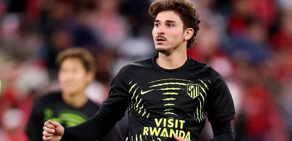 Jugador calentando antes del partido con Atlético de Madrid