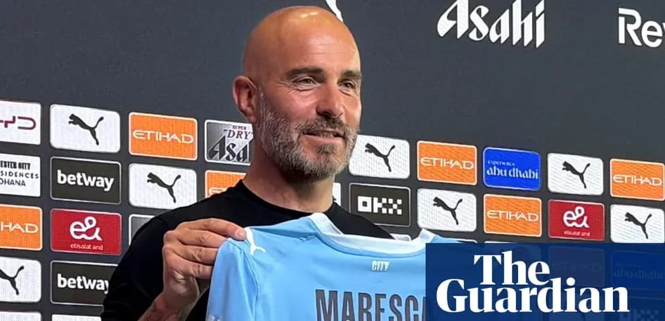 Entrenador mostrando camiseta de Maresca en conferencia