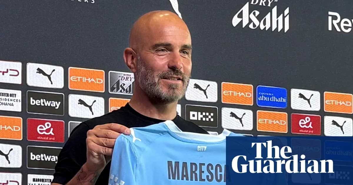 Entrenador mostrando camiseta de Maresca en conferencia