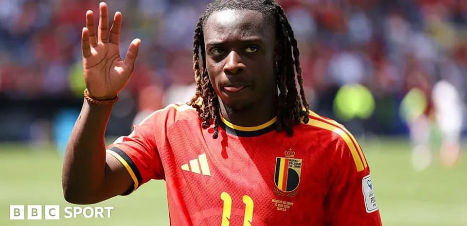 Jugador belga saludando a la afición en el campo