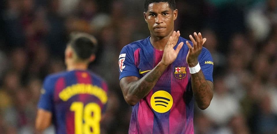 Jugador aplaudiendo en partido de FC Barcelona