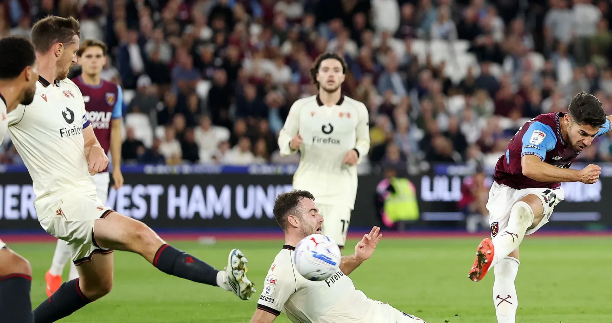 Jugador de West Ham disparando durante un partido