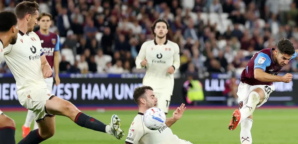 Jugador de West Ham disparando durante un partido