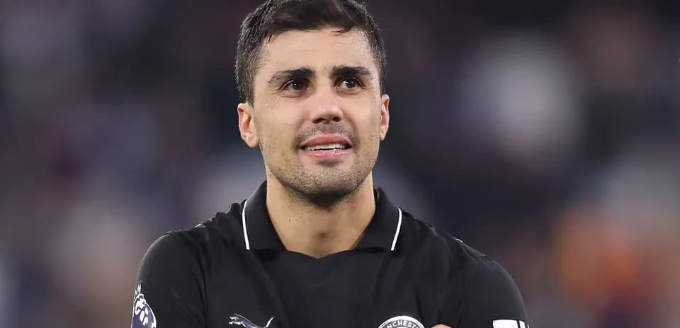 Jugador de fútbol con camiseta negra en el campo