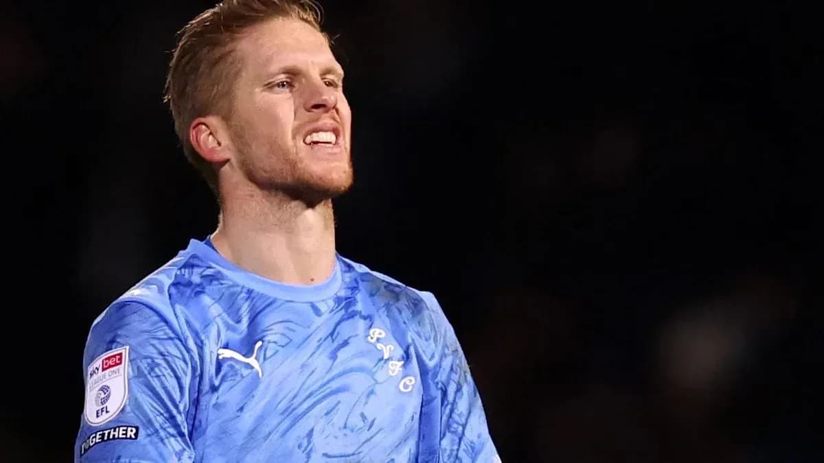 Portero con camiseta azul en el campo de juego