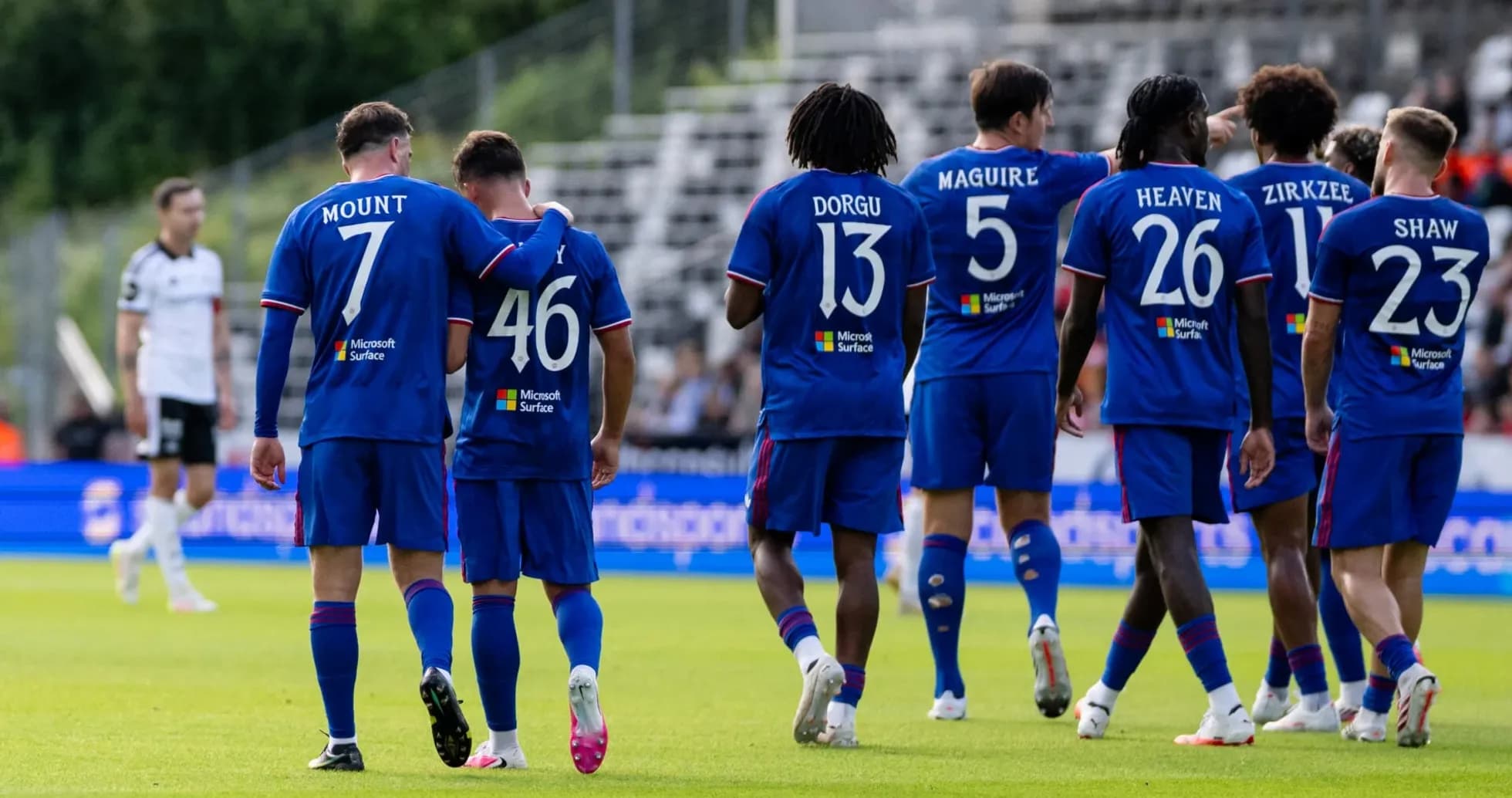 Jugadores del equipo en acción durante el partido