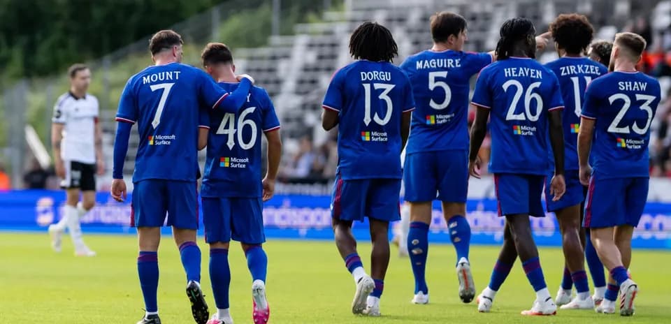 Jugadores del equipo en acción durante el partido