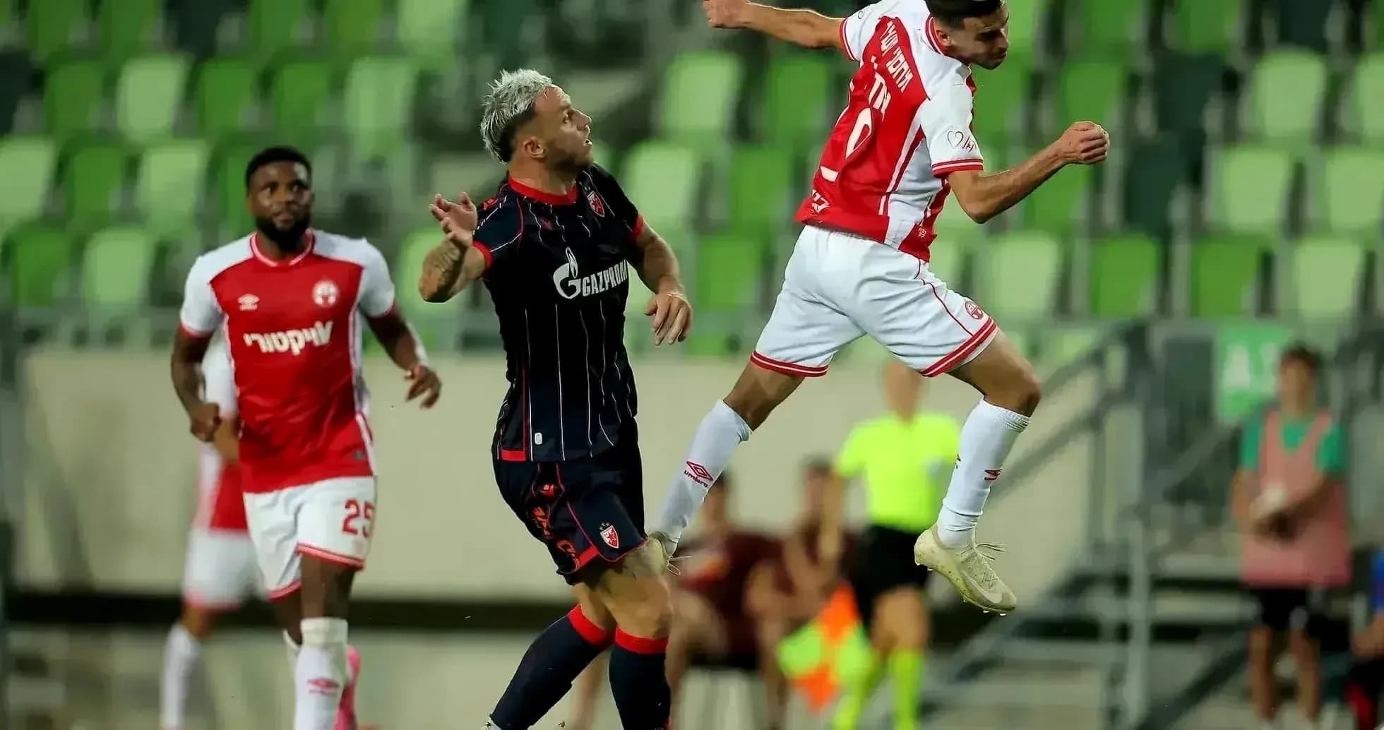 Jugador de FK Crvena Zvezda saltando en el partido