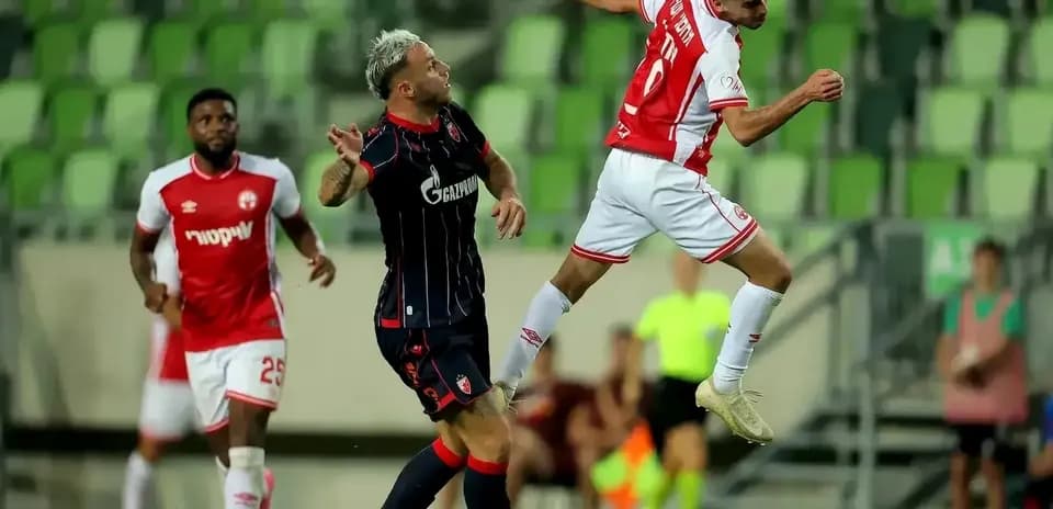 Jugador de FK Crvena Zvezda saltando en el partido