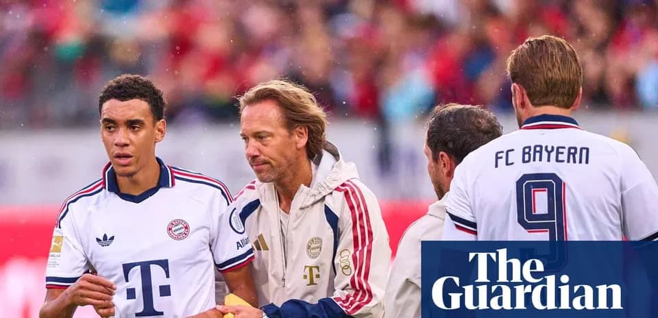 Jugador de Bayern Munich siendo atendido por personal médico