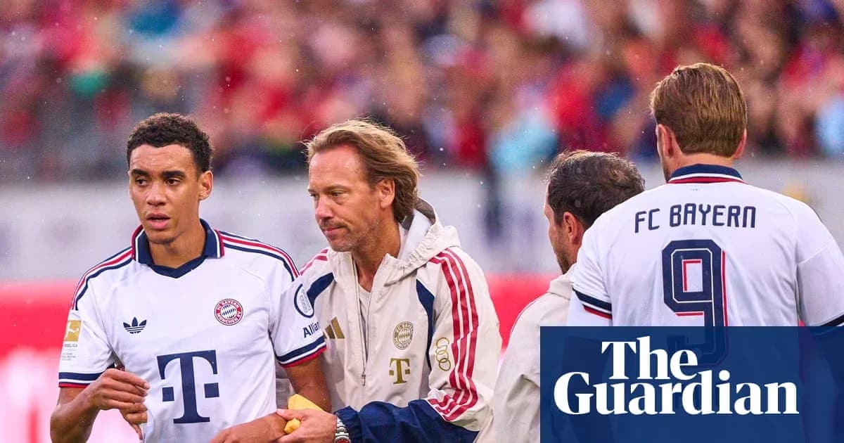 Jugador de Bayern Munich siendo atendido por personal médico
