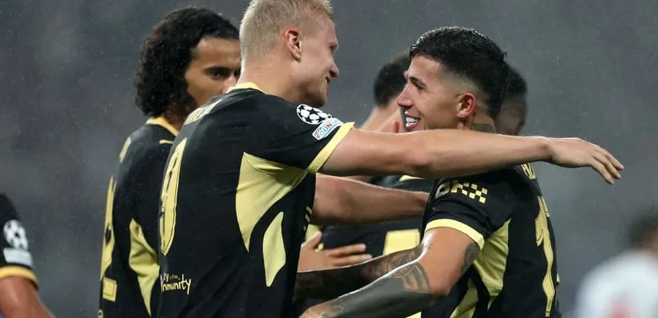 Jugadores celebrando un gol en un partido