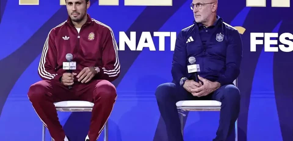 Entrenadores sentados en conferencia de prensa