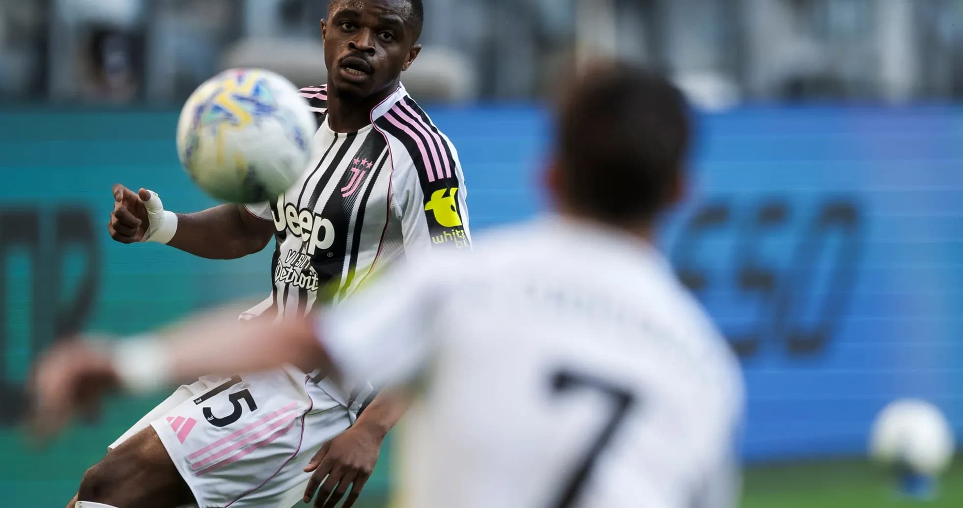 Jugador de Juventus controlando el balón