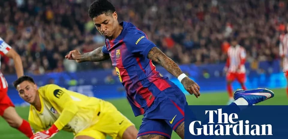 Jugador de Barcelona disparando a portería ante el portero