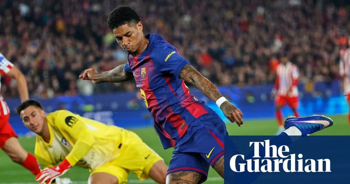 Jugador de Barcelona disparando a portería ante el portero