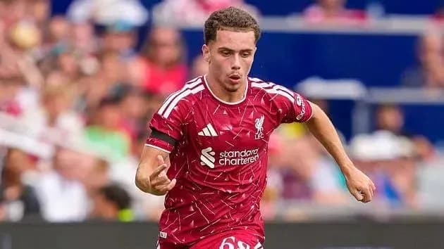 Jugador de Liverpool corriendo con el balón en el campo