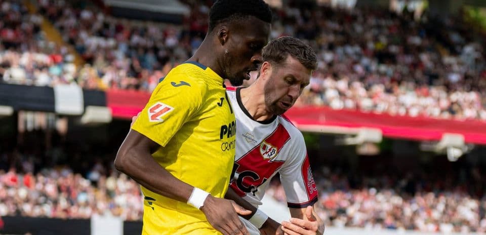 Jugadores de Rayo Vallecano y Villarreal en acción
