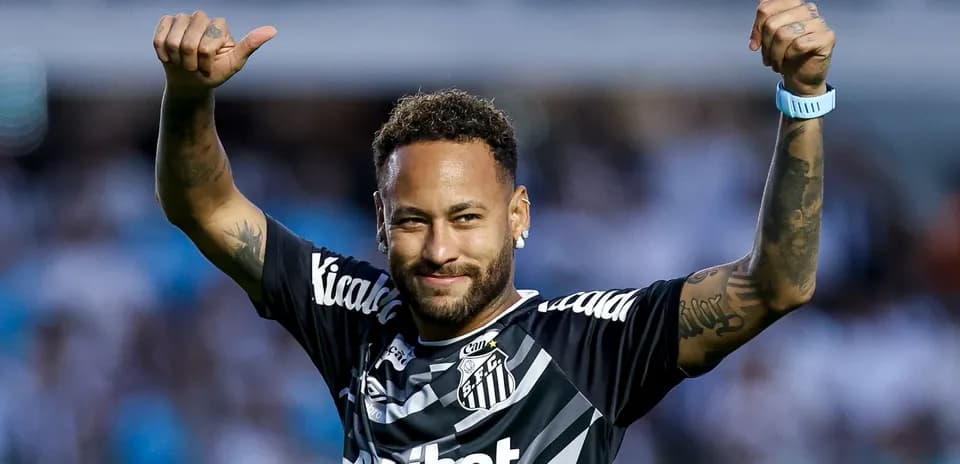 Jugador de fútbol celebrando con pulgares arriba
