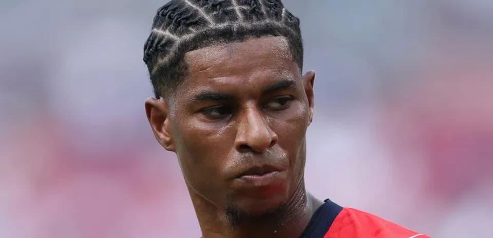 Jugador con trenzas en uniforme deportivo