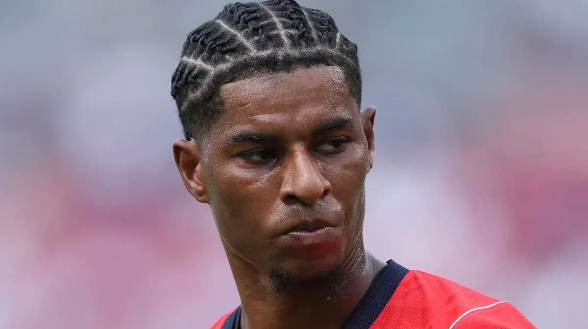 Jugador con trenzas en uniforme deportivo