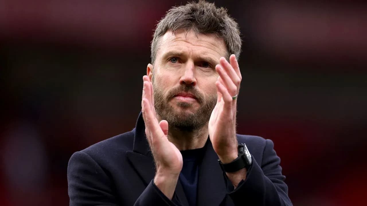Entrenador aplaudiendo en el campo de fútbol