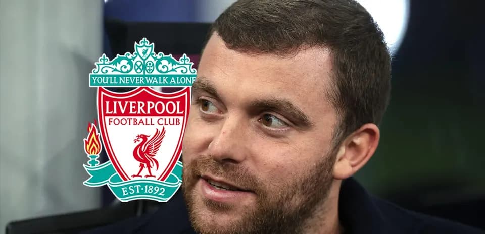 Hombre hablando con el logo de Liverpool FC de fondo