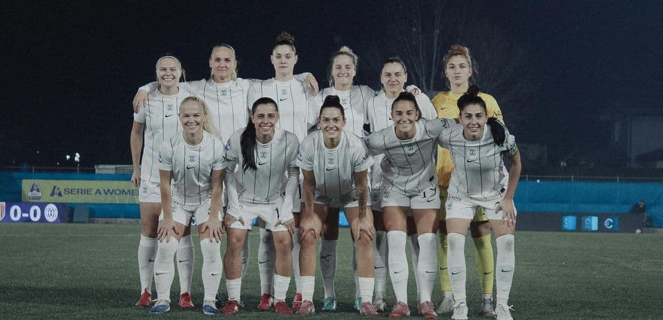 Equipo femenino de Inter Milano posando para foto