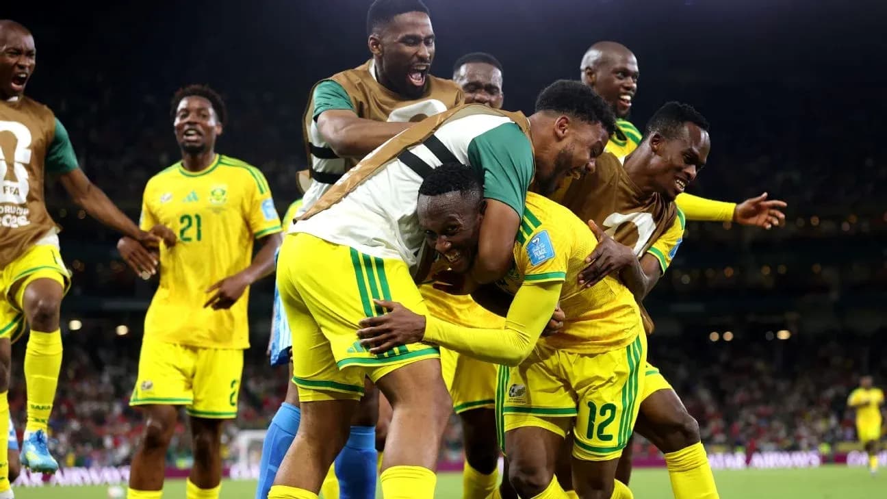 Jugadores de Sudáfrica celebrando un gol juntos