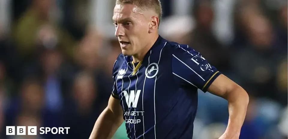 Jugador corriendo con camiseta de Millwall en partido