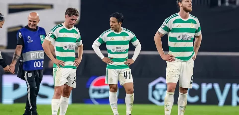 Jugadores de Celtic FC en el campo tras partido