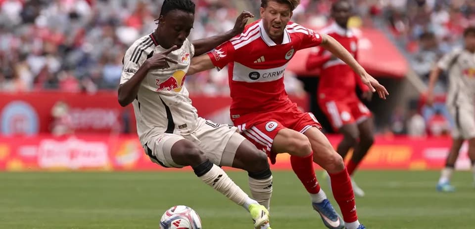 Jugador del New York Red Bulls y Chicago Fire en acción
