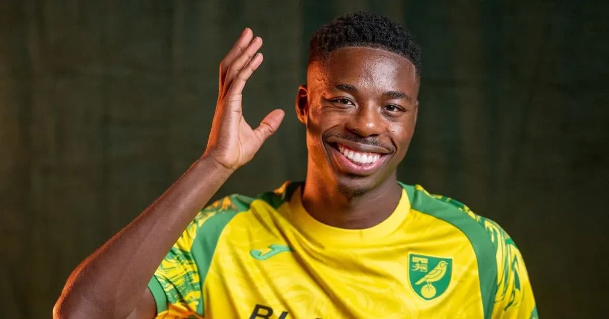 Jugador sonriendo y saludando con la mano