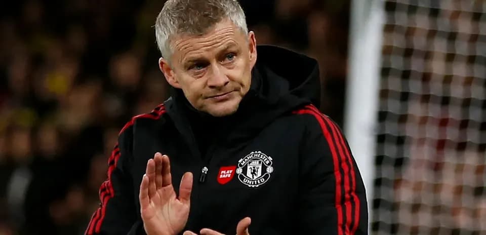 Entrenador de Manchester United aplaudiendo en el campo