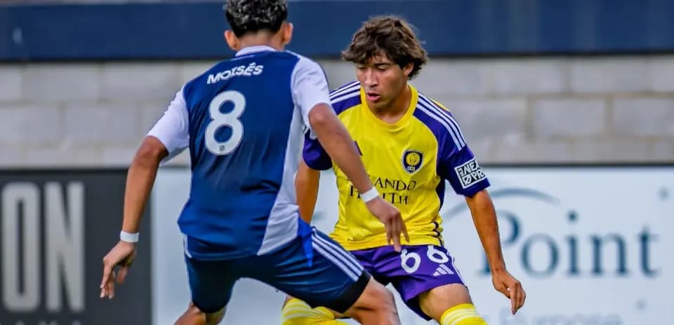 Jugadores compitiendo en un partido de fútbol