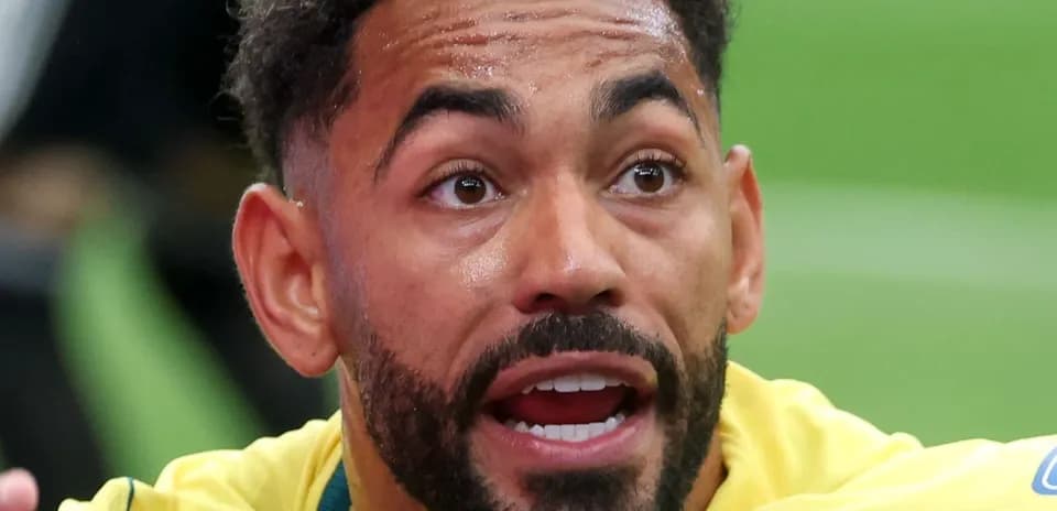Jugador de fútbol con expresión intensa durante el juego