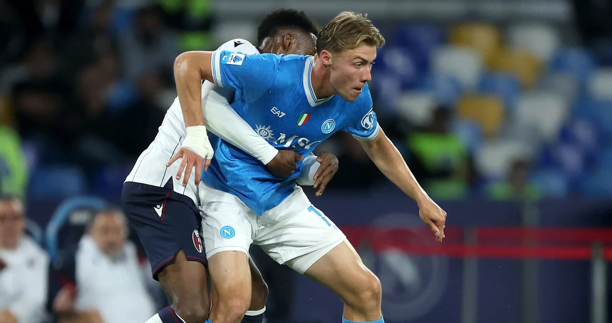 Jugador de Napoli siendo marcado por adversario
