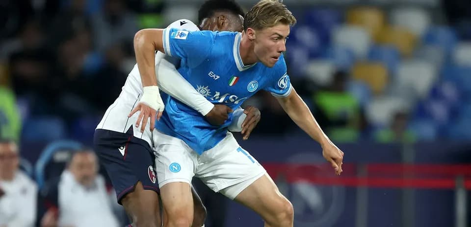 Jugador de Napoli siendo marcado por adversario