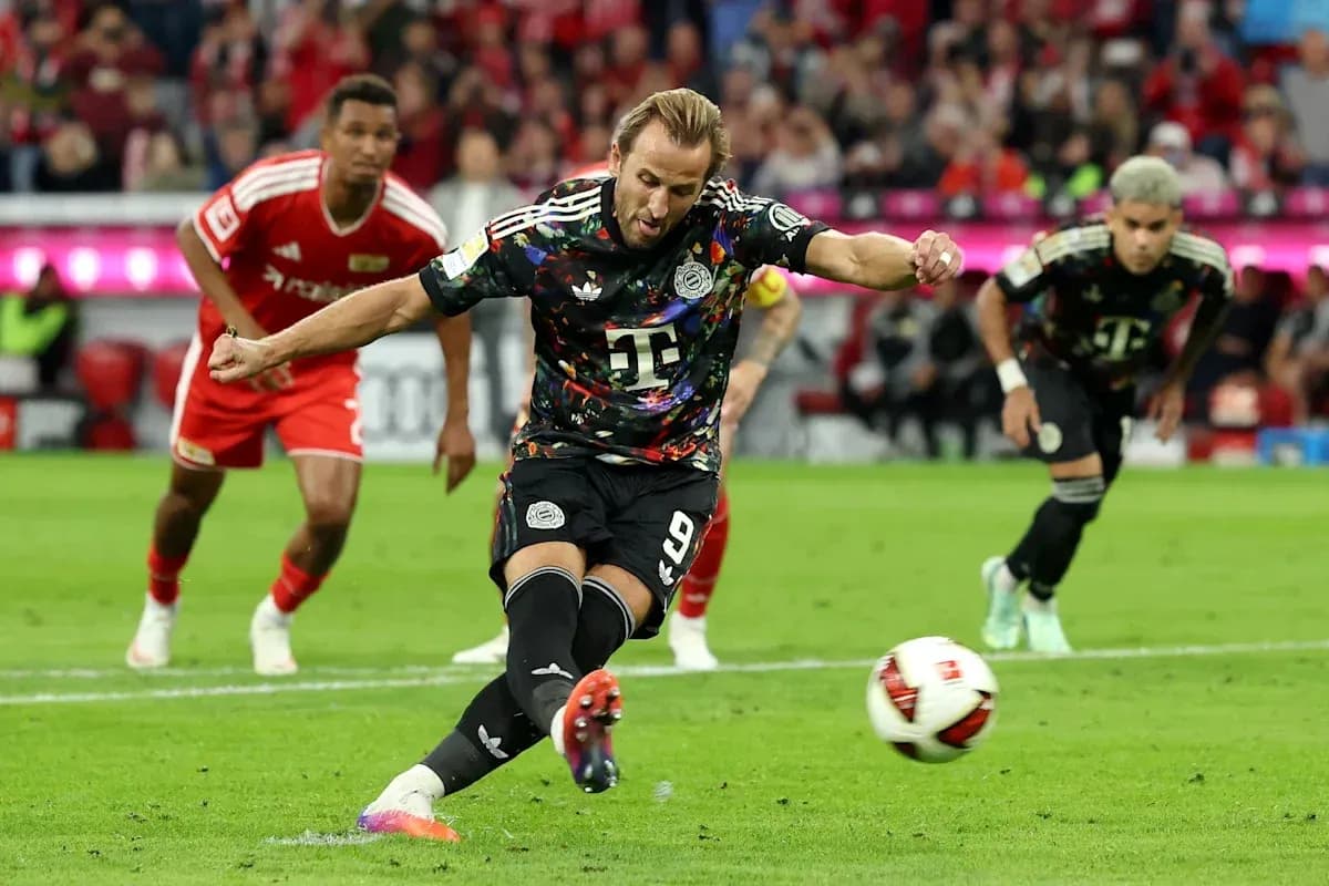 Jugador ejecutando un penalti en el partido