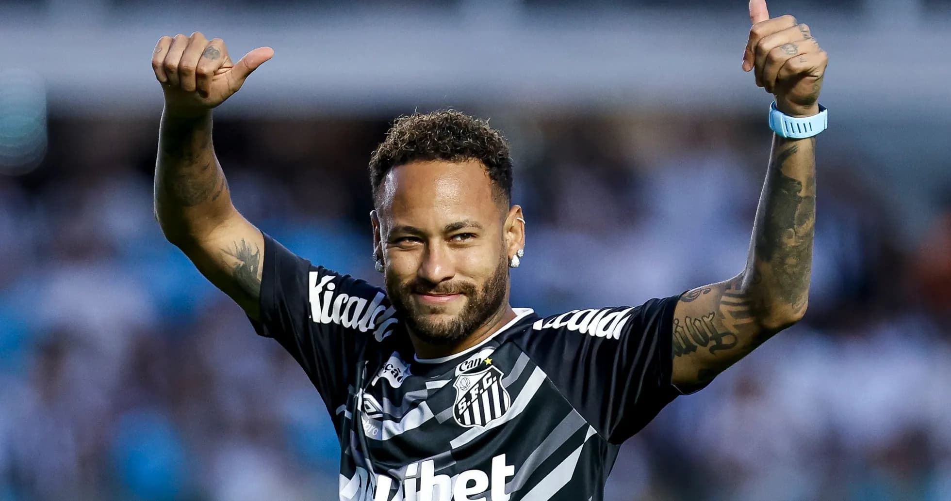 Jugador celebrando con los pulgares hacia arriba