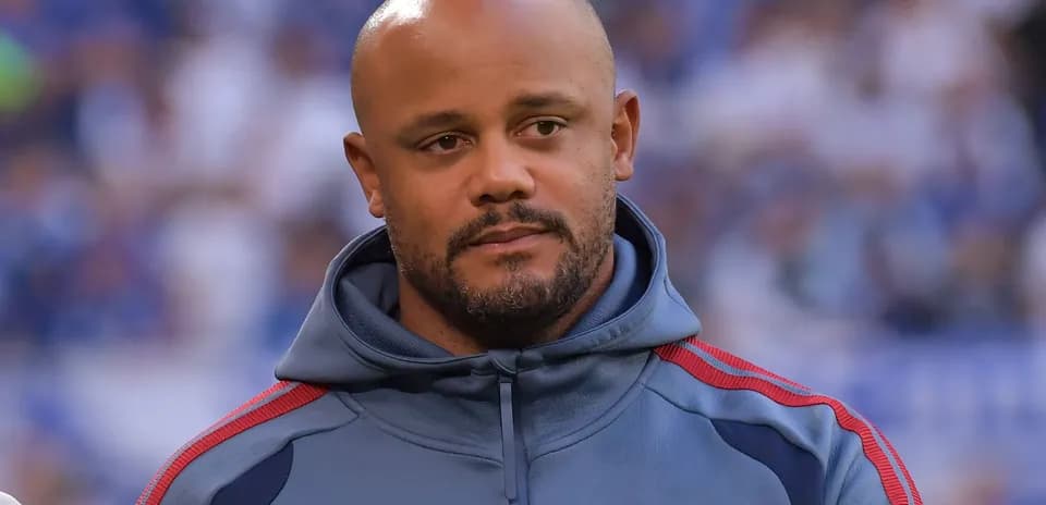 Entrenador de fútbol en el campo antes del partido