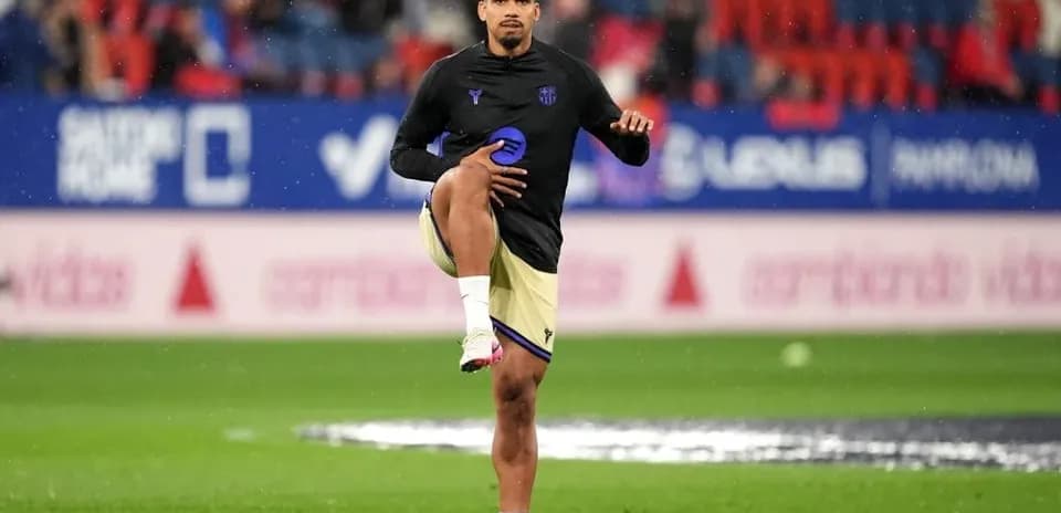 Jugador calentando antes del partido en el estadio