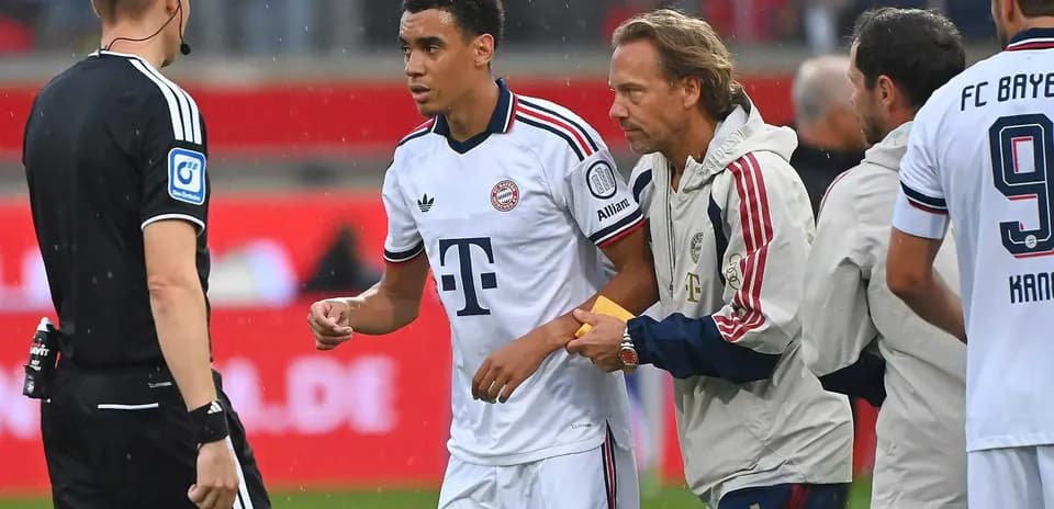 Jugador de Bayern Munich siendo atendido por el personal