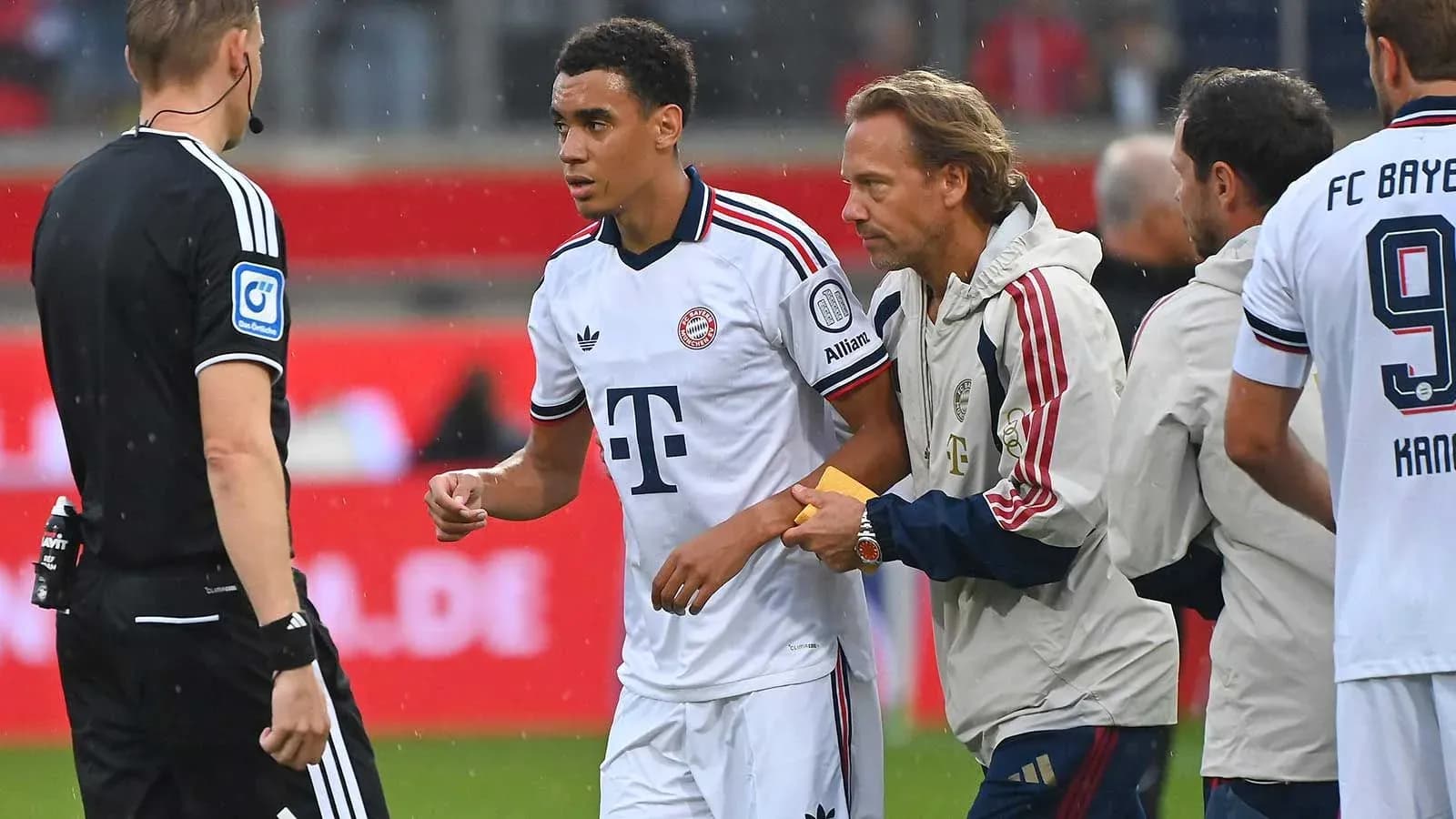 Jugador de Bayern Munich siendo atendido por el personal