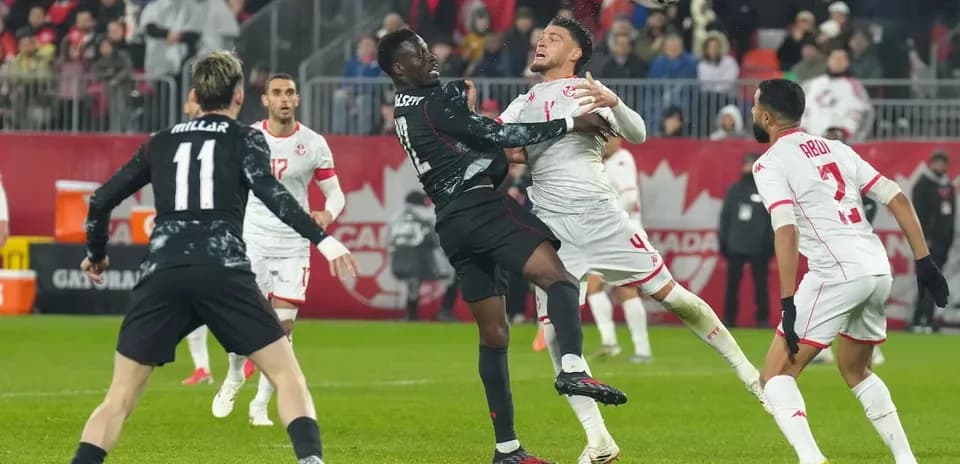 Jugadores compitiendo por el balón en partido