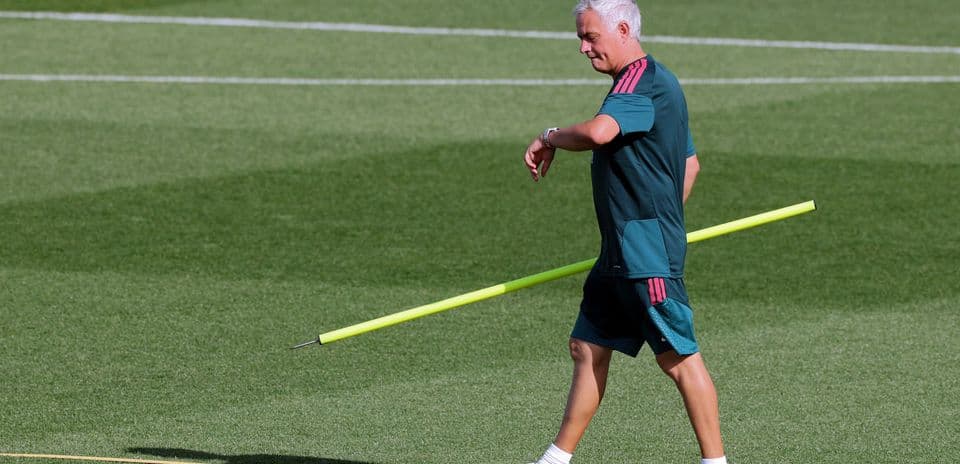 Entrenador caminando con una vara de entrenamiento