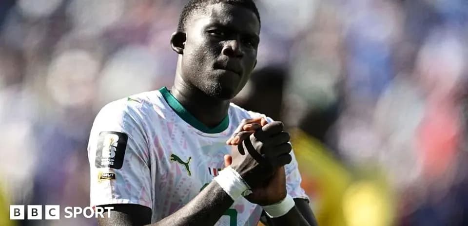 Jugador de fútbol con camiseta de Senegal en acción