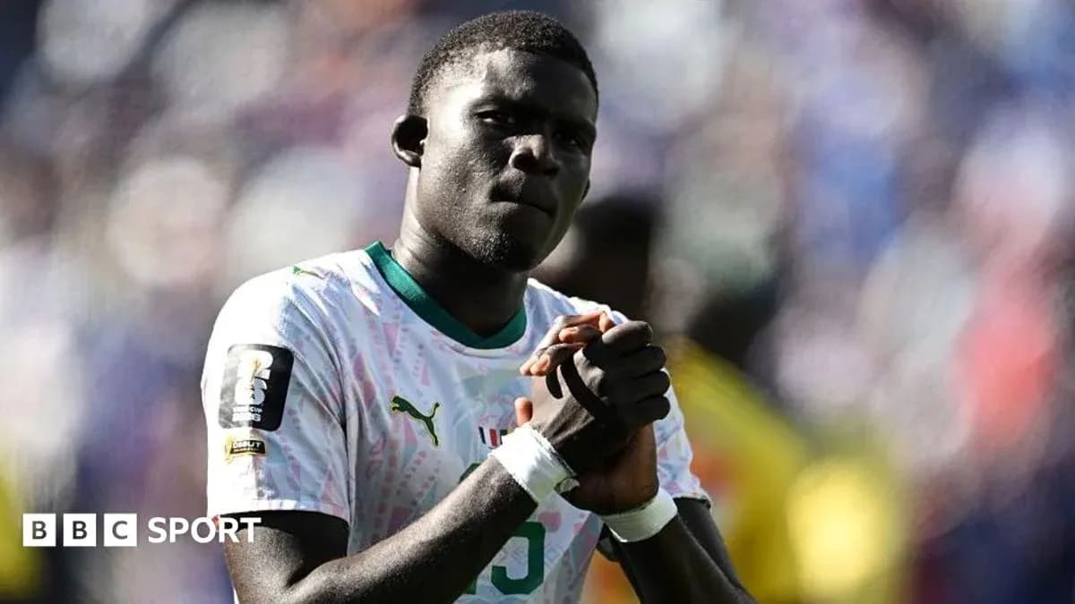 Jugador de fútbol con camiseta de Senegal en acción
