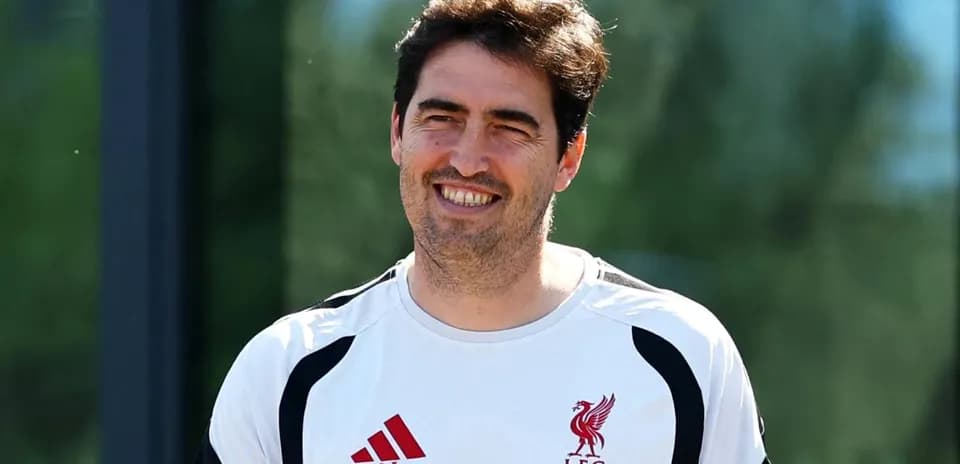 Entrenador de Liverpool sonriendo durante la práctica